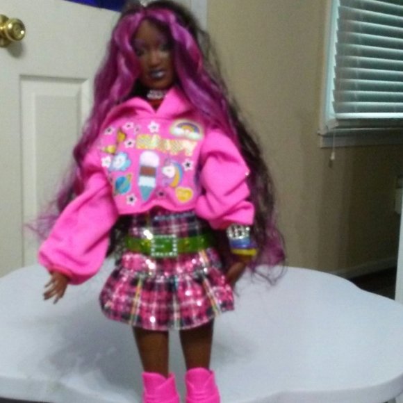 African-American Barbie with pink highlights and accessories - Picture 2 of 5